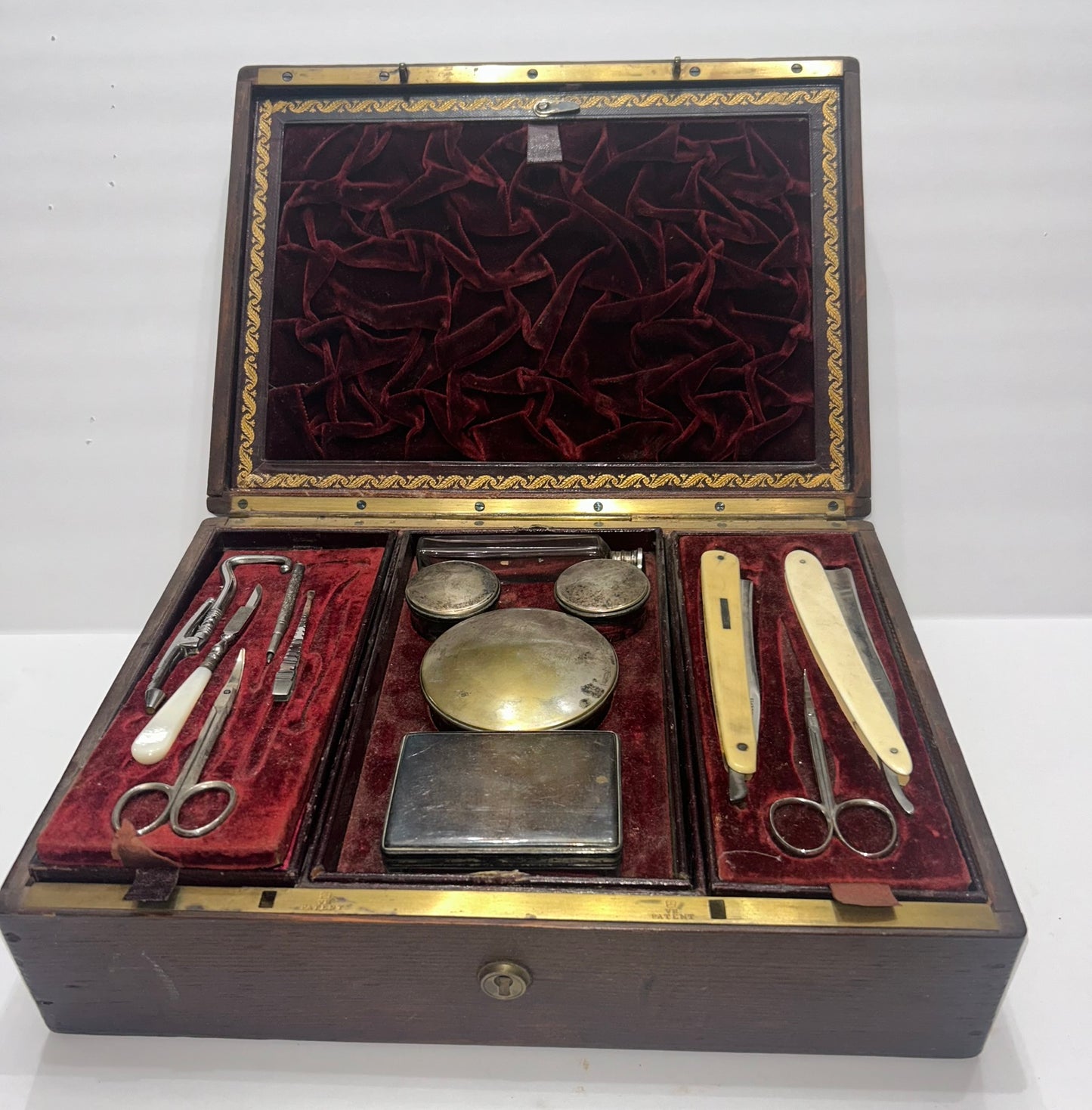 ANTIQUE BOXED GROOMING KIT
