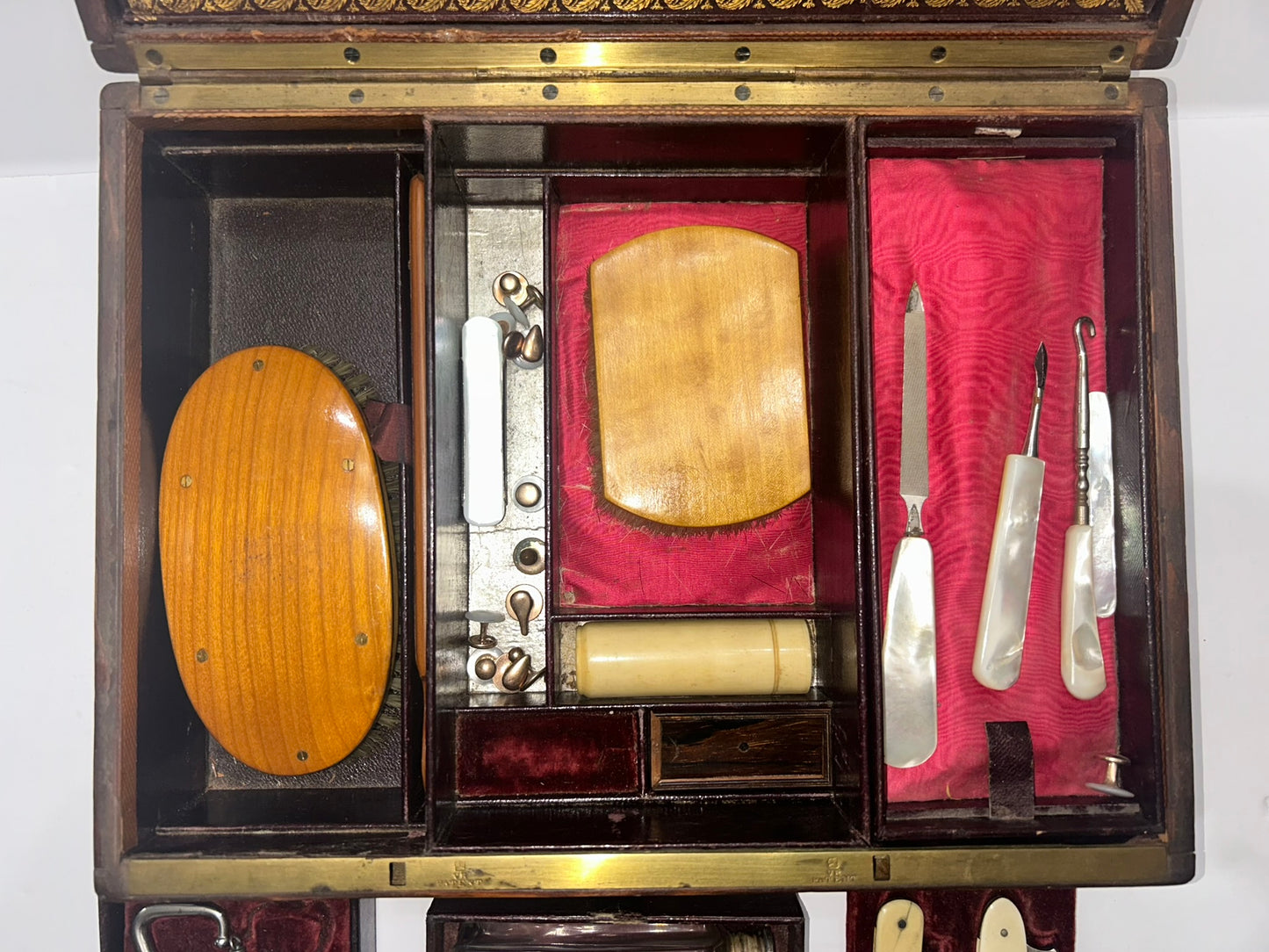 ANTIQUE BOXED GROOMING KIT