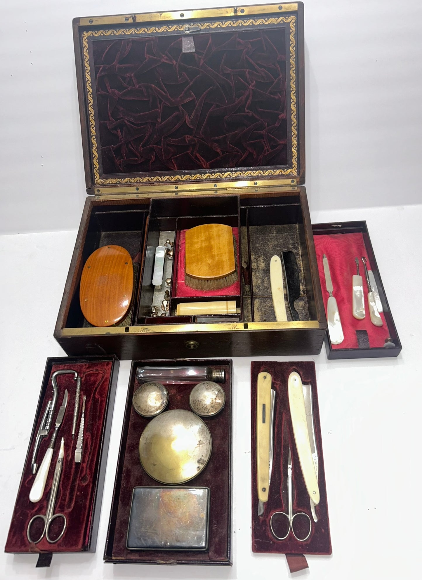 ANTIQUE BOXED GROOMING KIT