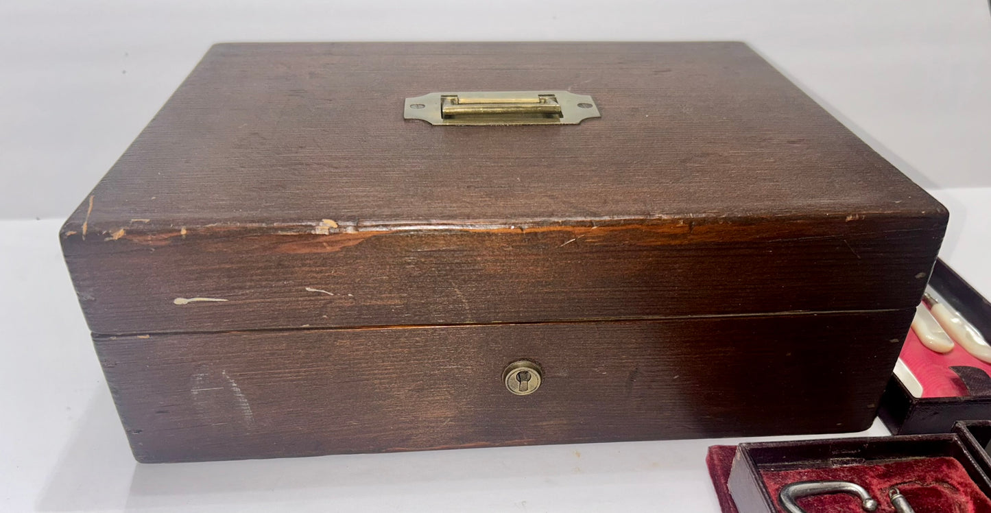 ANTIQUE BOXED GROOMING KIT