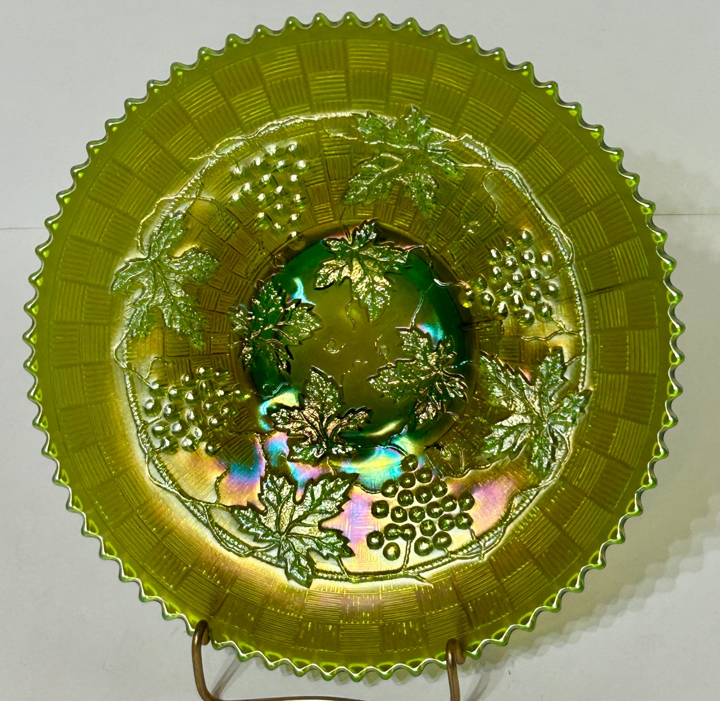 CARNIVAL GLASS GREEN GRAPE AND CABLE PLATE