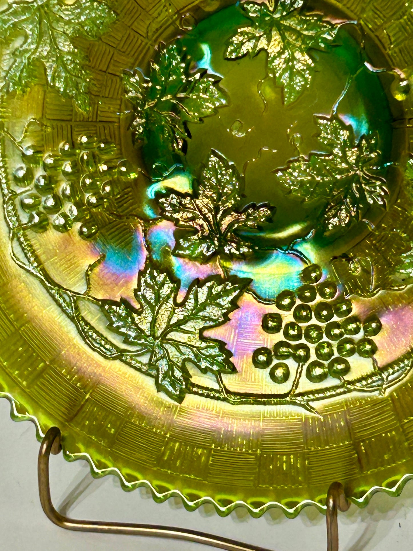 CARNIVAL GLASS GREEN GRAPE AND CABLE PLATE