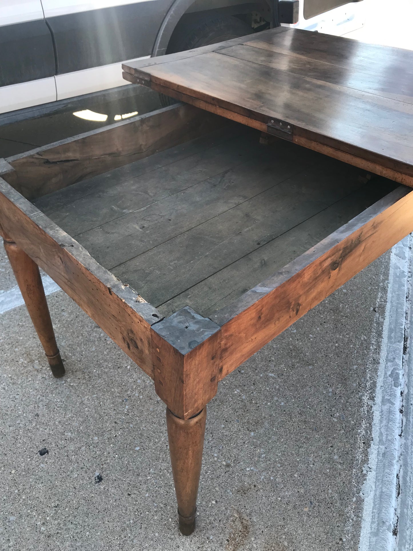 ANTIQUE EXPANDING PRIMITIVE DINING TABLE FROM MID 1800's