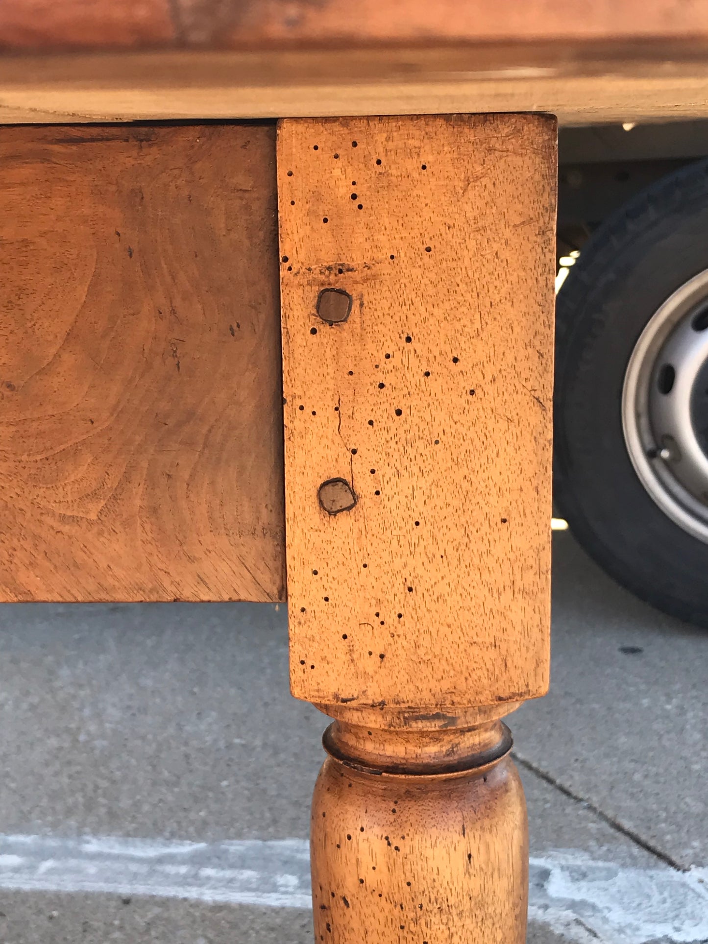 ANTIQUE EXPANDING PRIMITIVE DINING TABLE FROM MID 1800's