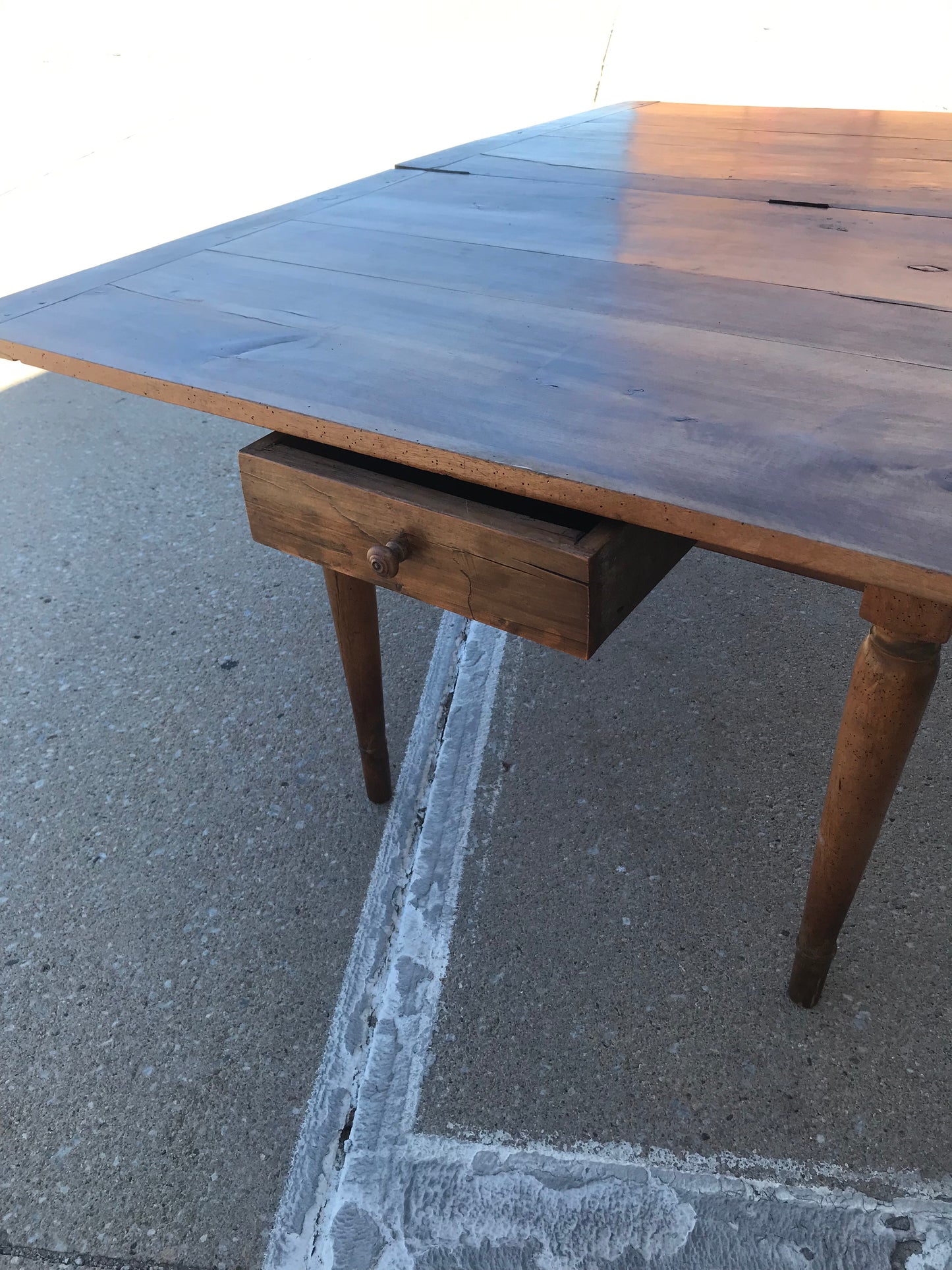 ANTIQUE EXPANDING PRIMITIVE DINING TABLE FROM MID 1800's