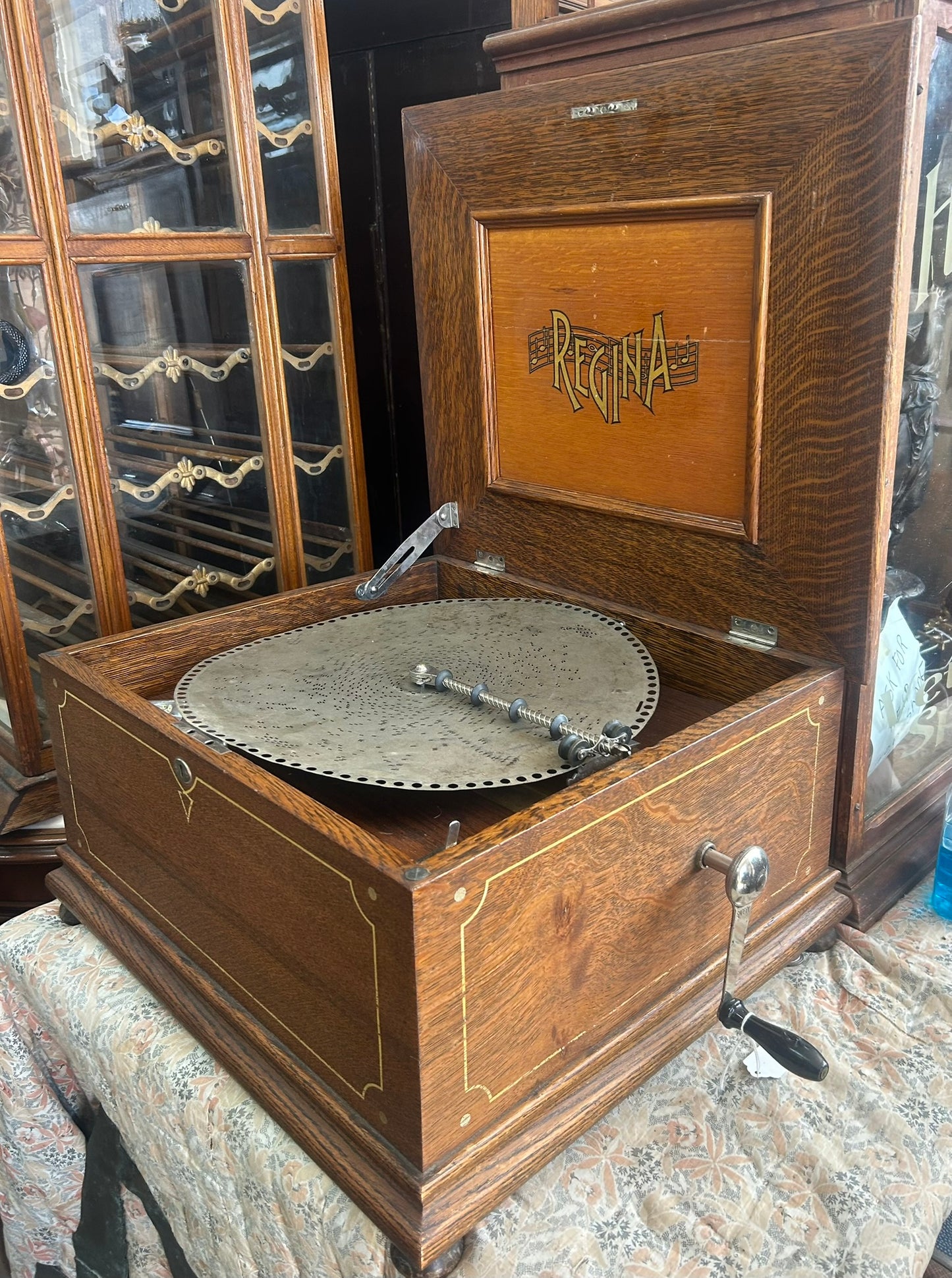REGINA DISC MUSIC BOX IN INLAID OAK CASE