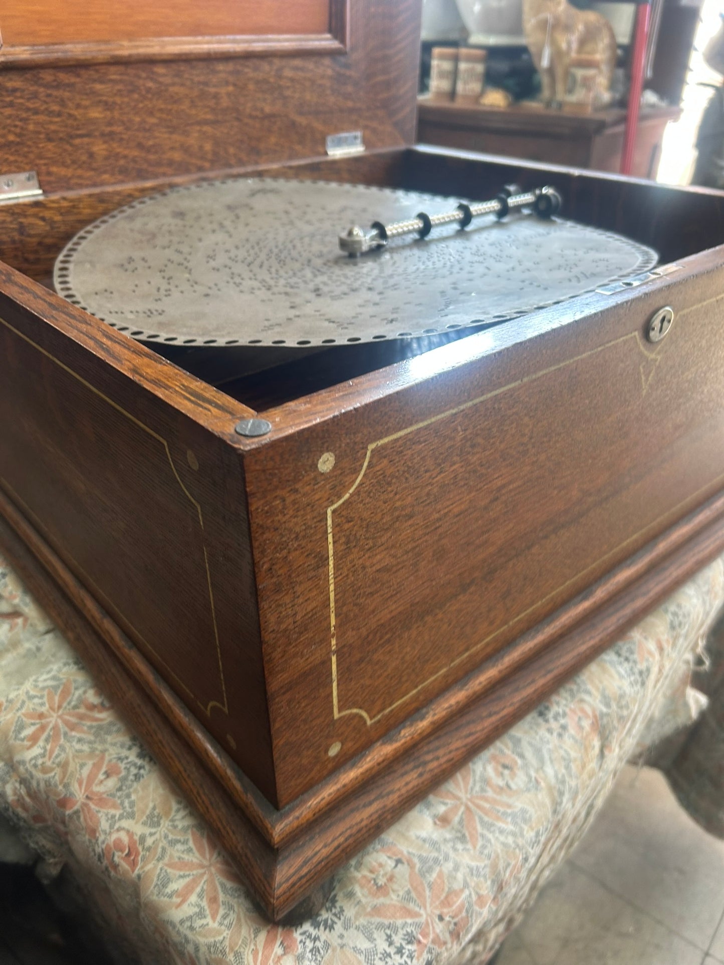 REGINA DISC MUSIC BOX IN INLAID OAK CASE