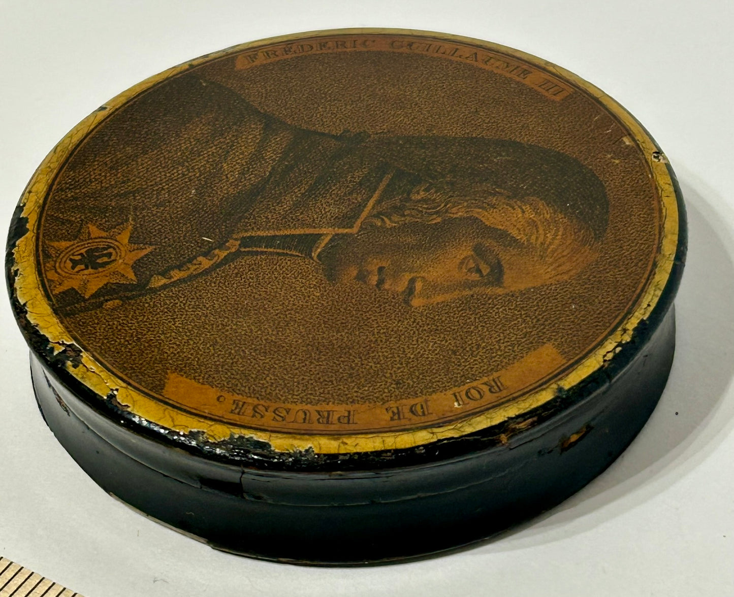 ANTIQUE PAPER MACHE SNUFF BOX WITH FREDERICK III PORTRAIT