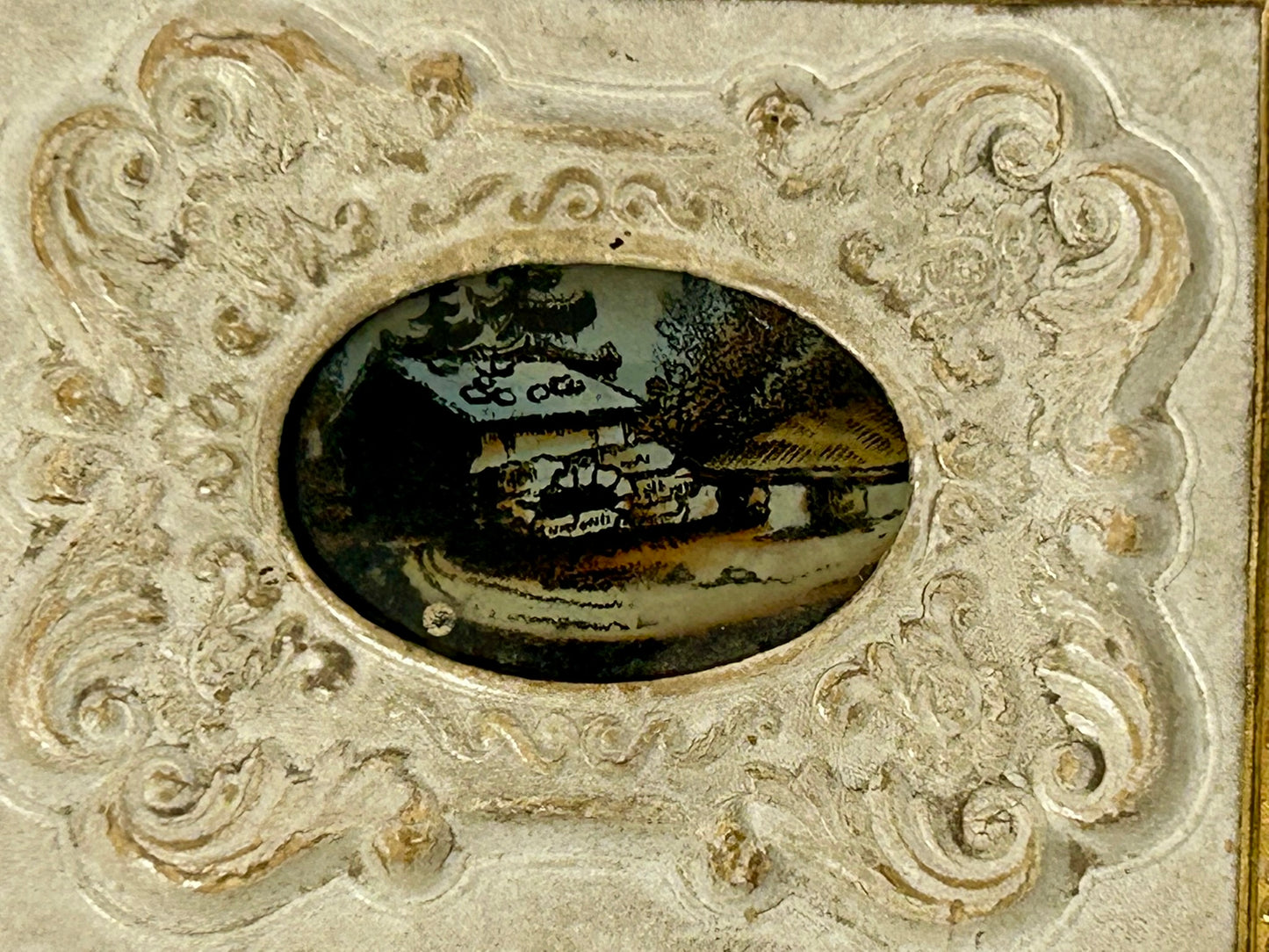 ANTIQUE EMBOSSED PAPER BOX WITH SCENE UNDER GLASS INSERT IN LID