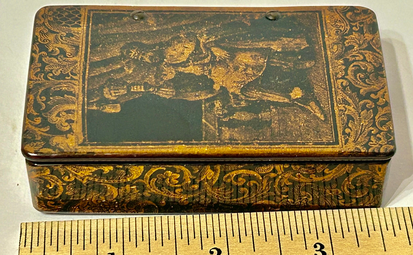 ANTIQUE SNUFF BOX IN PAPER MACHE WITH "KING" DESIGN ON LID