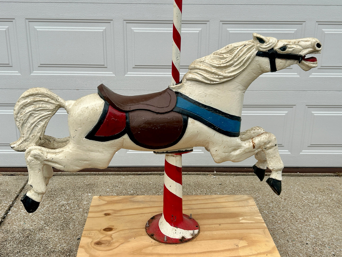 METAL CAROUSEL HORSE WITH METAL POLE