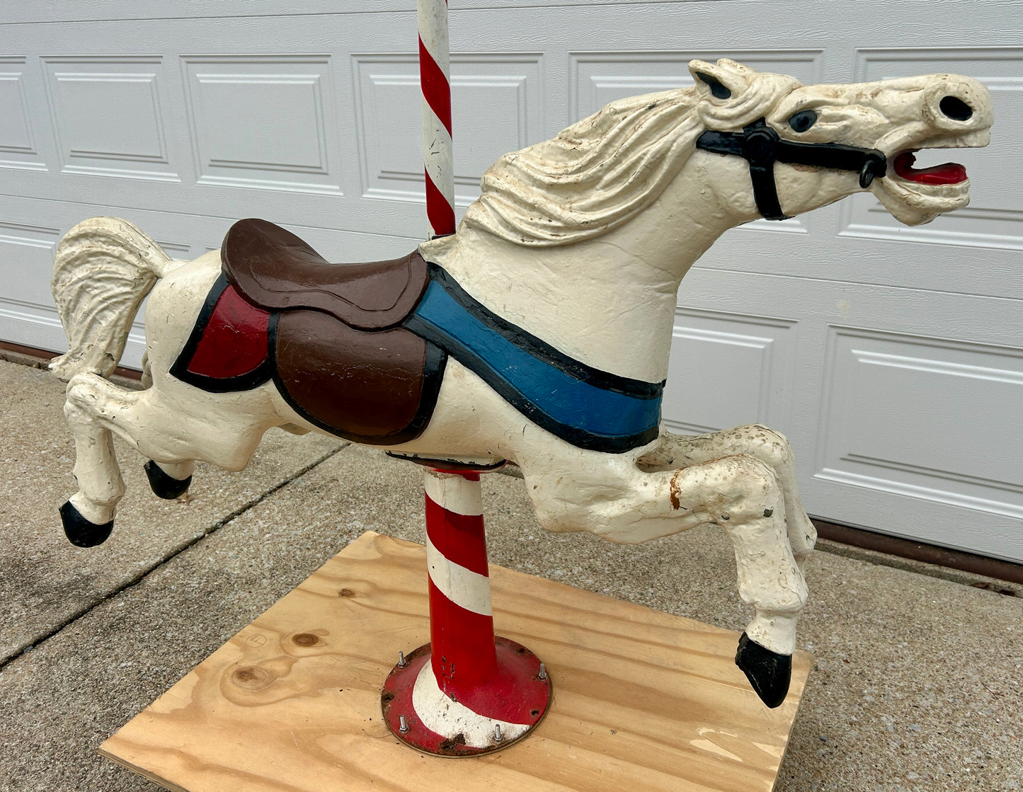METAL CAROUSEL HORSE WITH METAL POLE