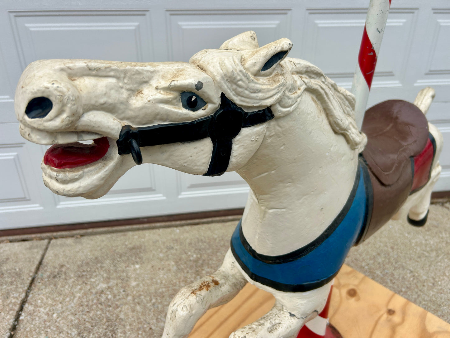 METAL CAROUSEL HORSE WITH METAL POLE