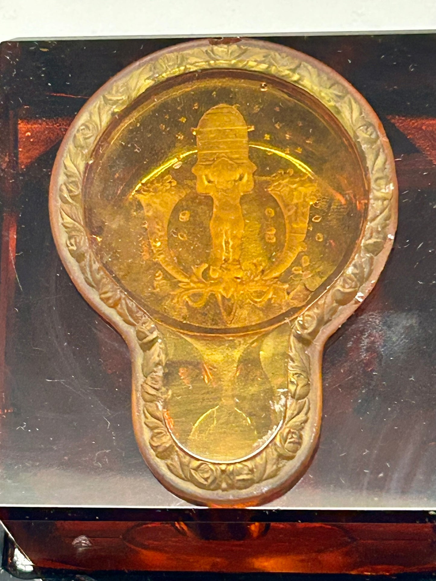 ANTIQUE GLASS INKWELL WITH ETCHED LID OF BEEHIVE IN AMBER, BLACK, & REDDISH GLASS. VERY HIGH QUALITY