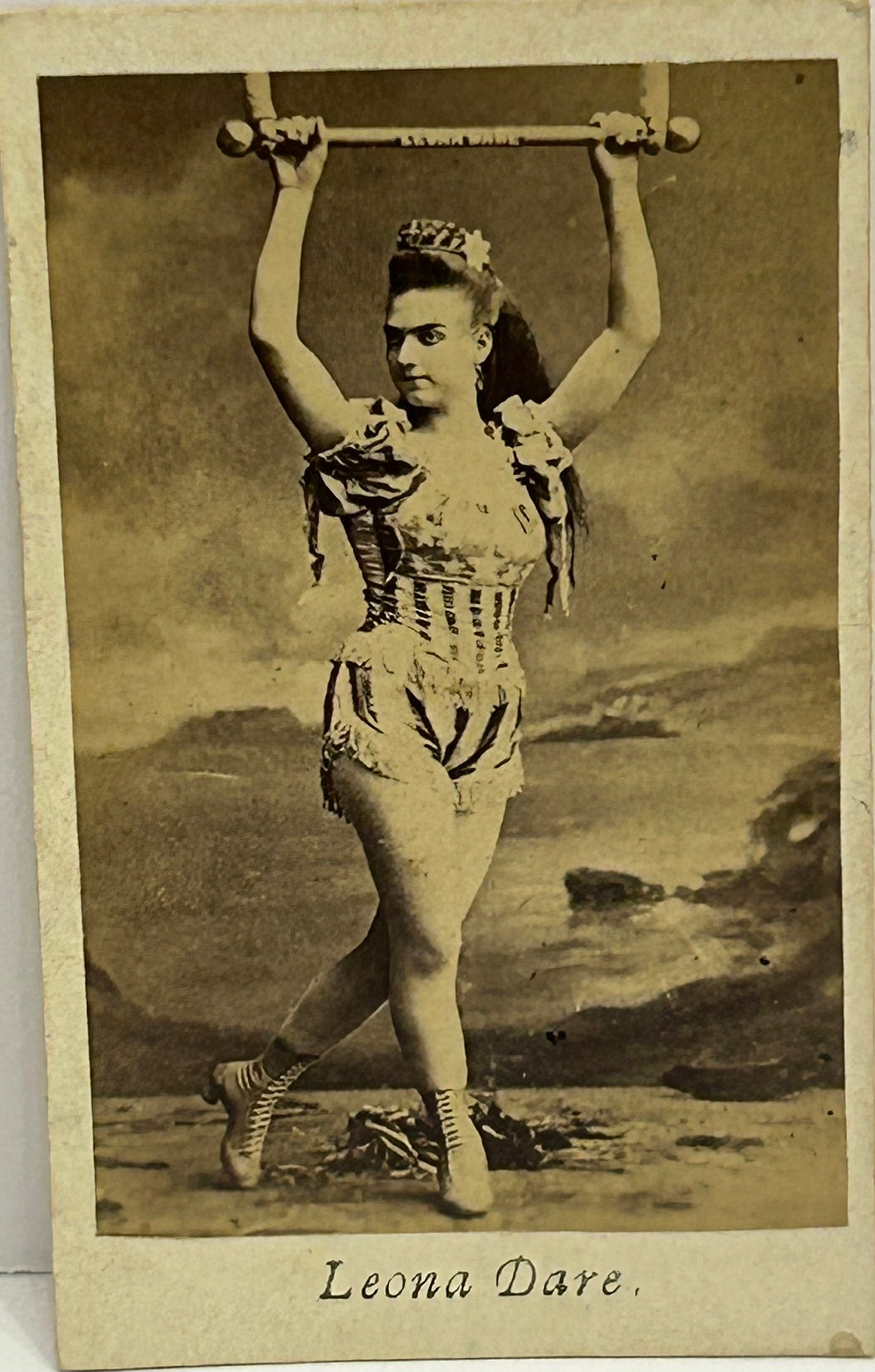 ANTIQUE CDV PHOTO OF EARLY TRAPEZE ARTIST LEONA DARE