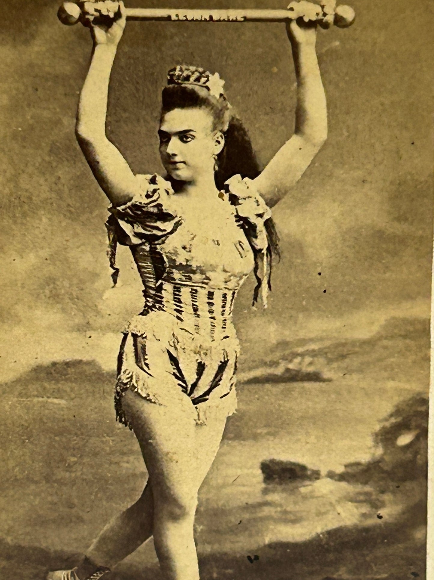 ANTIQUE CDV PHOTO OF EARLY TRAPEZE ARTIST LEONA DARE