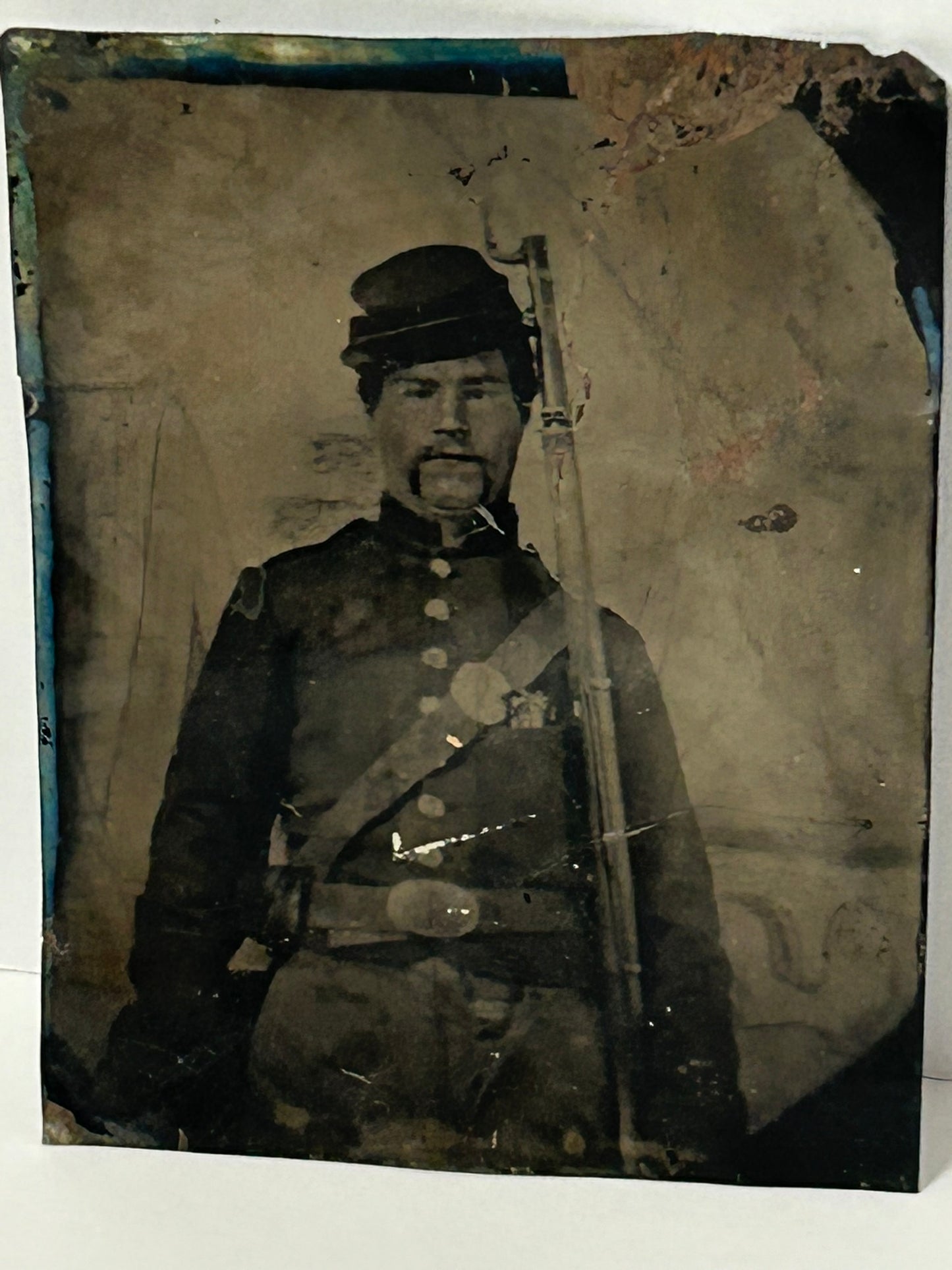 CIVIL WAR SOLDIER WITH RIFLE LARGE HALF PLATE TINTYPE