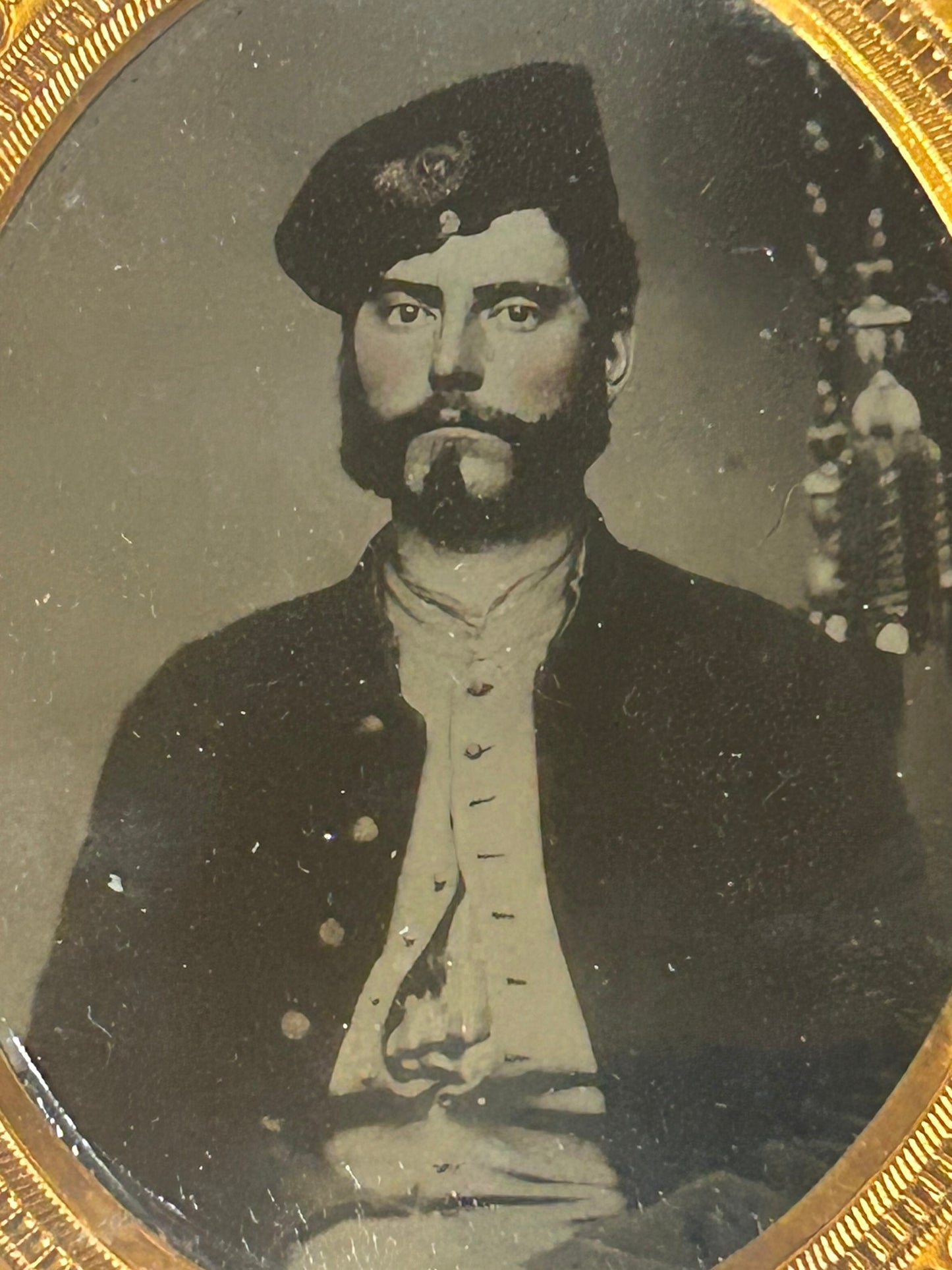 CIVIL WAR SOLDIER WEARING UNUSUAL HAT TINTYPE PORTRAIT IN CASE
