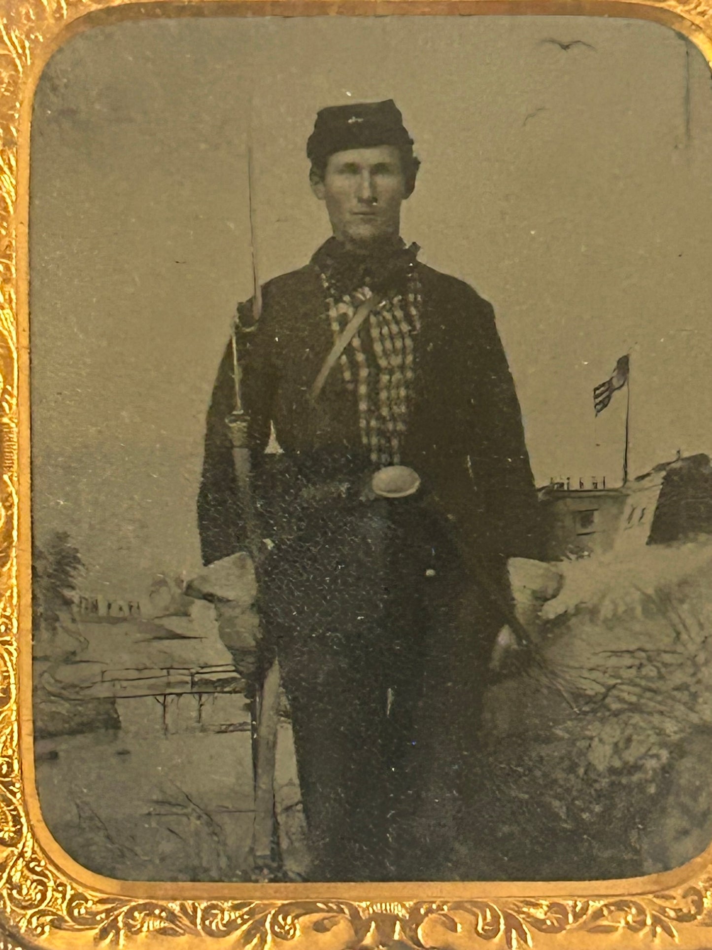 CIVIL WAR ARMED SOLDIER WITH PATRIOTIC CAMP SCENE BACKGROUND TINTYPE PORTRAIT