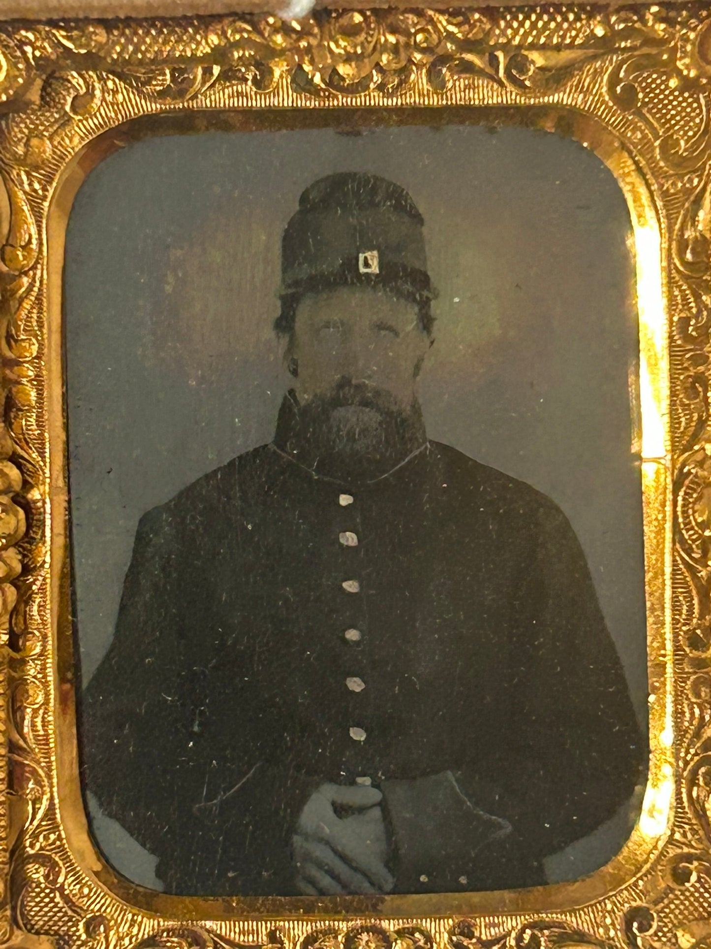 CIVIL WAR SOLDIER PORTRAIT TINTYPE IN CASE