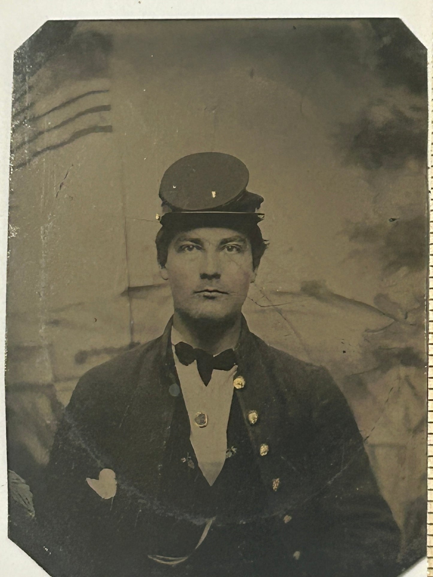 CIVIL WAR SOLDIER WITH KEPI HAT AND FLAG BACKGROUNDM TINTYPE