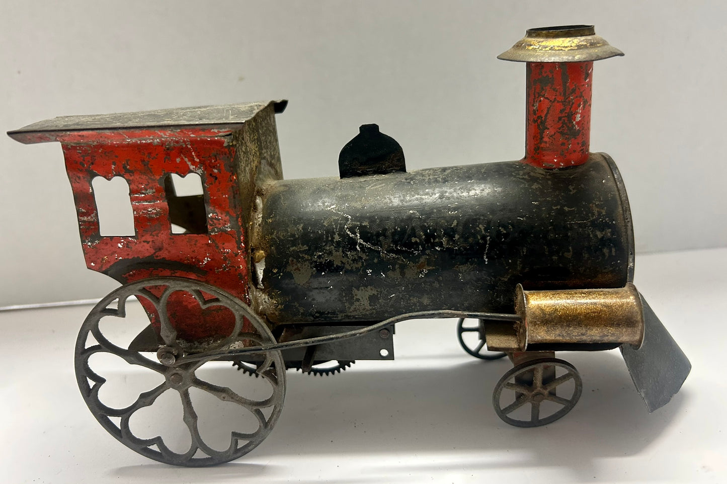 EARLY TIN CLOCKWORK WINDUP TOY FLOOR LOCOMOTIVE "SARATOGA"