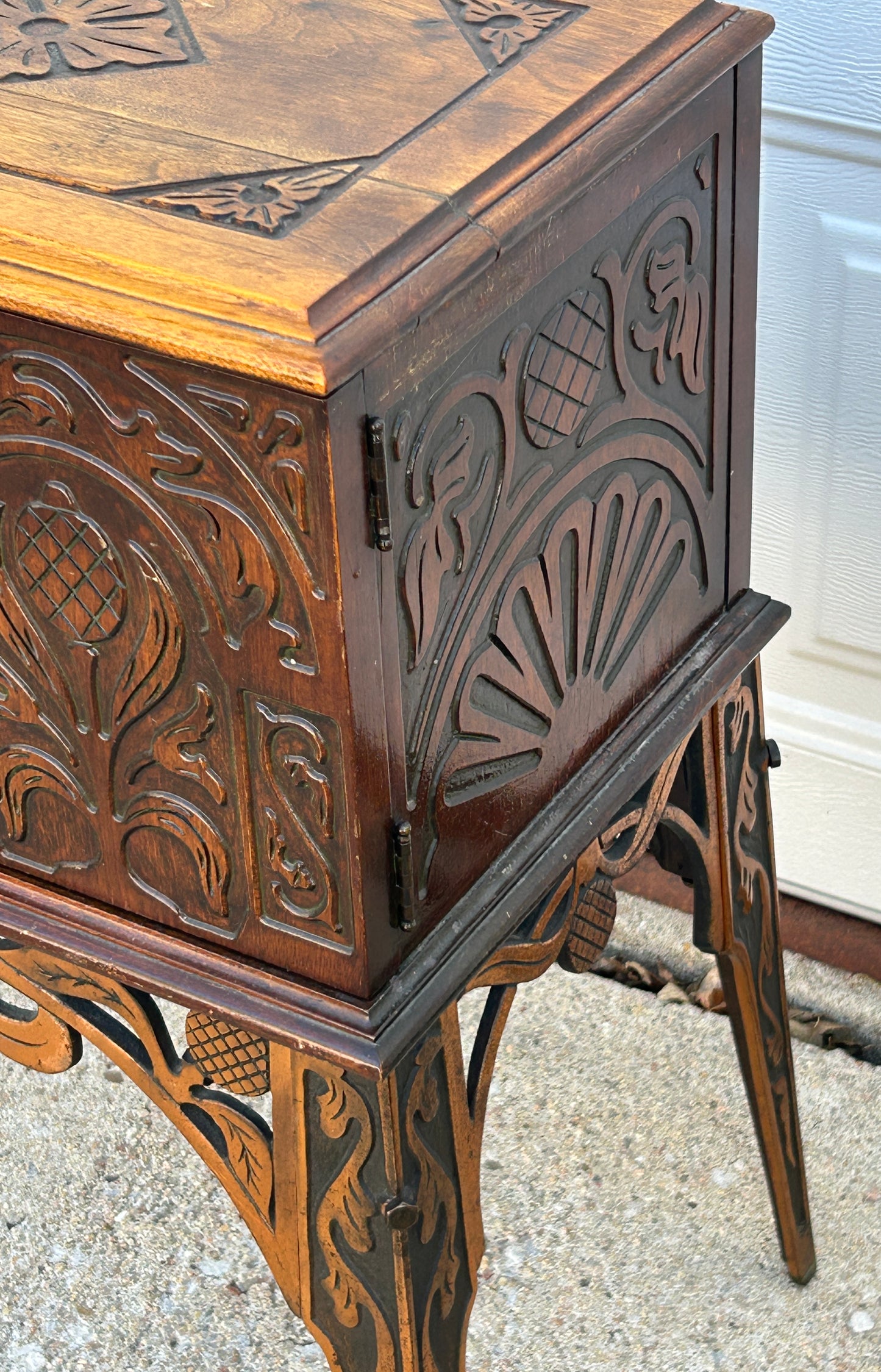 ART DECO SMOKERS CABINET WITH METAL BASE 1930'S