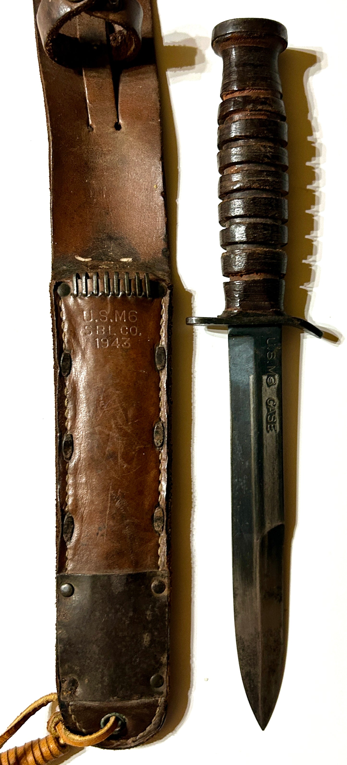THREE UNITED STATES MILITARY KNIVES