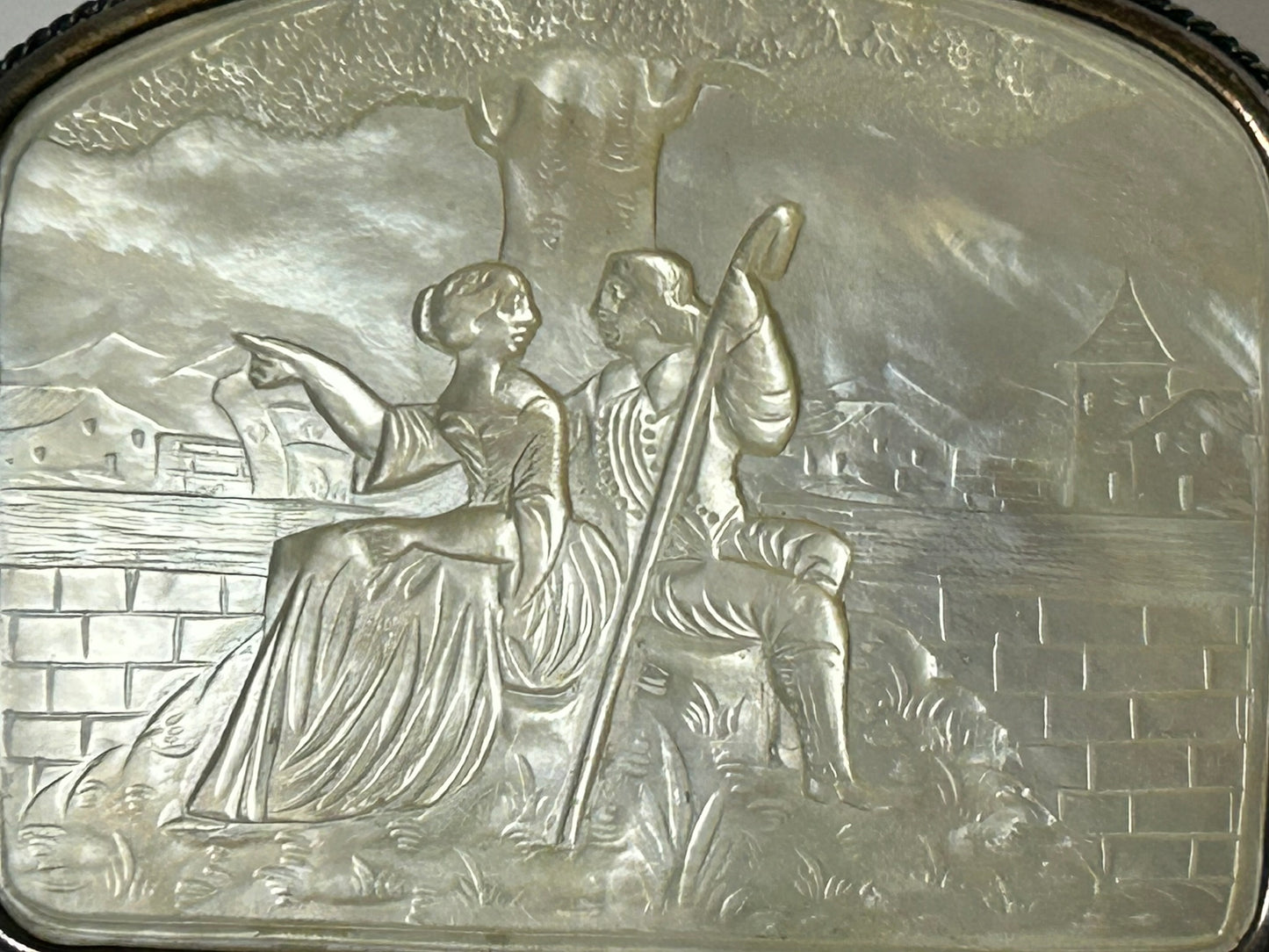 ANTIQUE MOTHER OF PEARL CARVED LARGE CAMEO BROACH