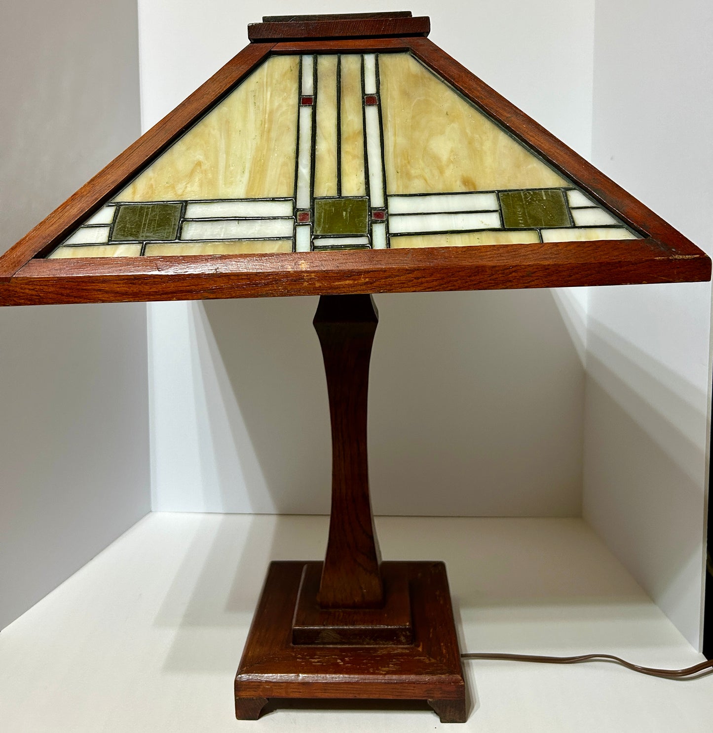 FRANK LLOYD WRIGHT STYLE ANTIQUE LEADED GLASS & OAK LAMP
