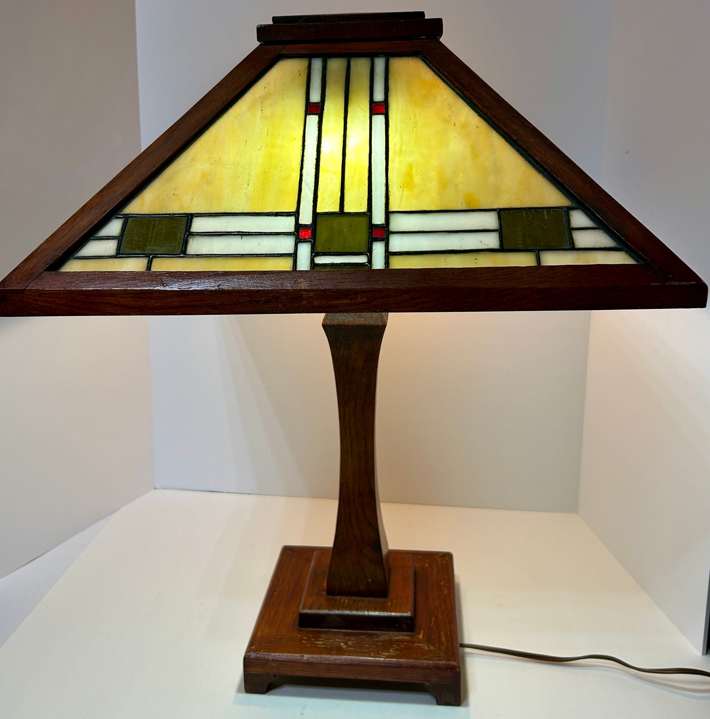 FRANK LLOYD WRIGHT STYLE ANTIQUE LEADED GLASS & OAK LAMP