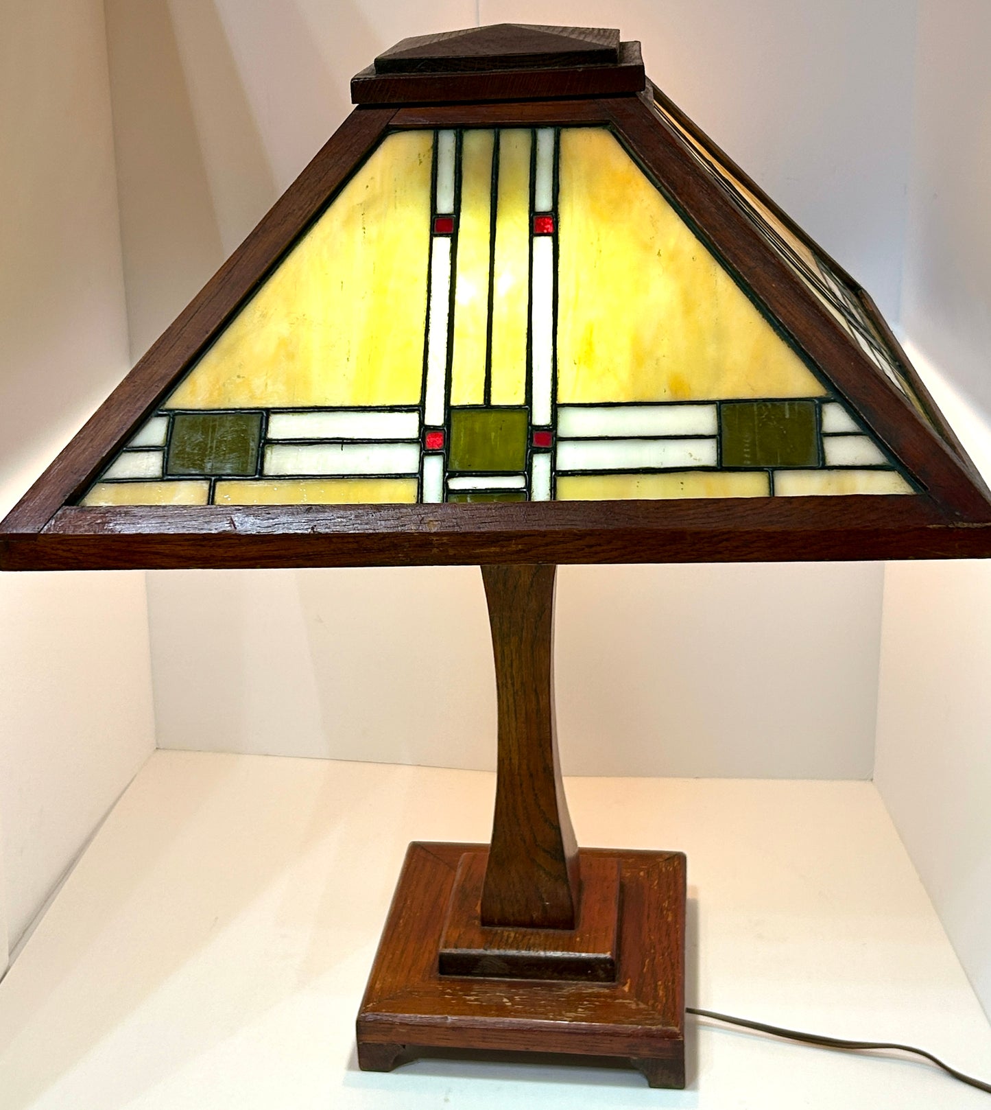 FRANK LLOYD WRIGHT STYLE ANTIQUE LEADED GLASS & OAK LAMP