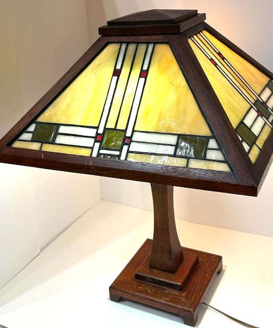FRANK LLOYD WRIGHT STYLE ANTIQUE LEADED GLASS & OAK LAMP