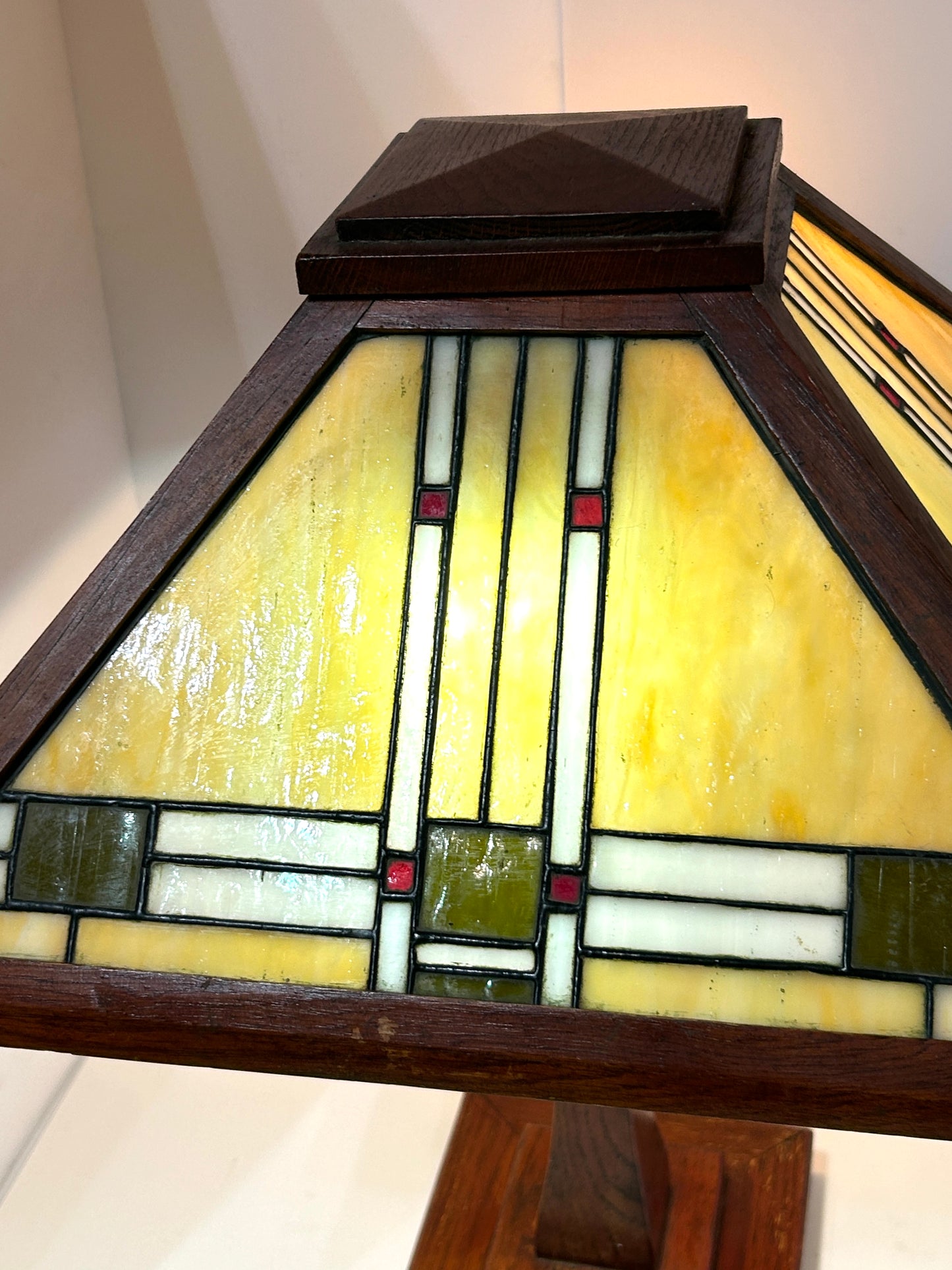 FRANK LLOYD WRIGHT STYLE ANTIQUE LEADED GLASS & OAK LAMP