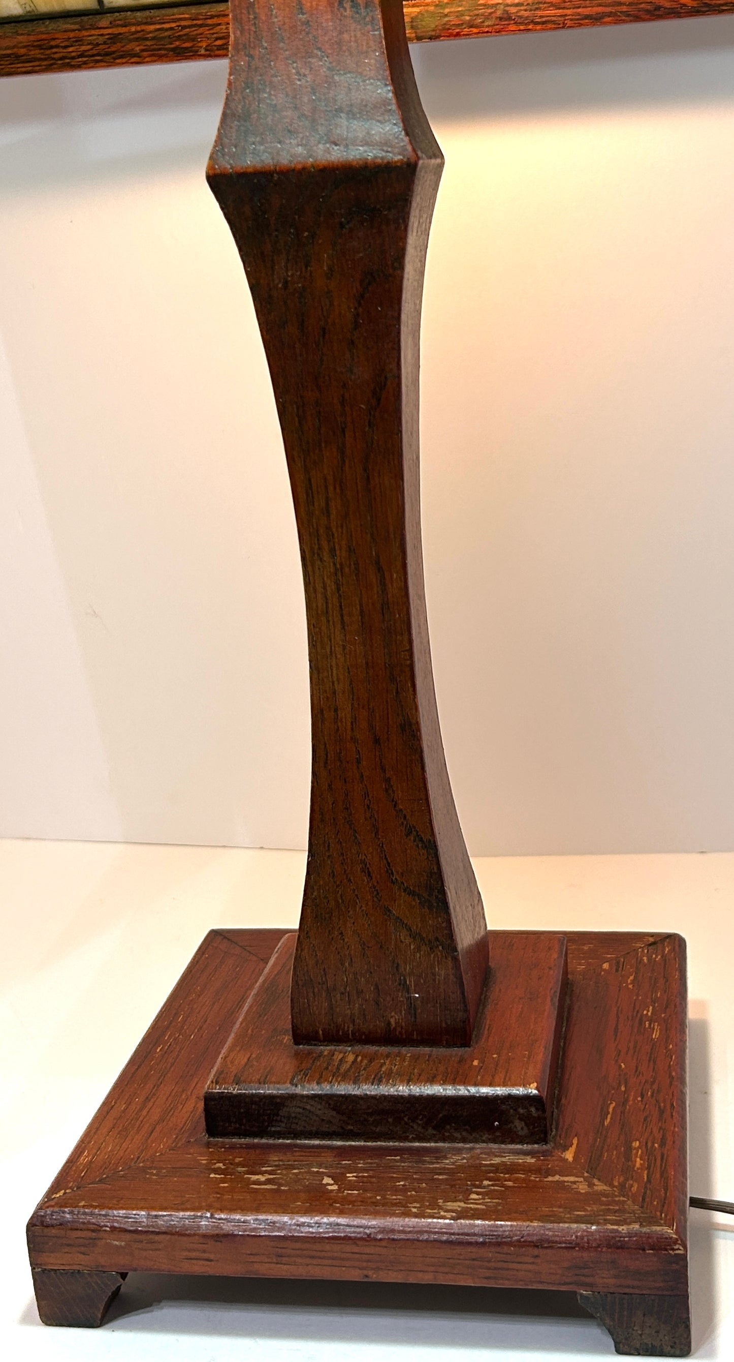 FRANK LLOYD WRIGHT STYLE ANTIQUE LEADED GLASS & OAK LAMP