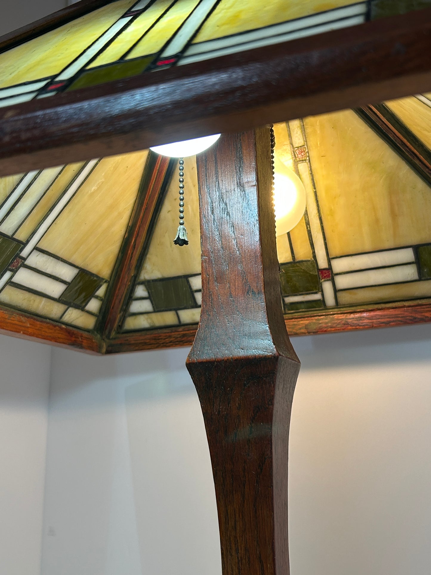 FRANK LLOYD WRIGHT STYLE ANTIQUE LEADED GLASS & OAK LAMP