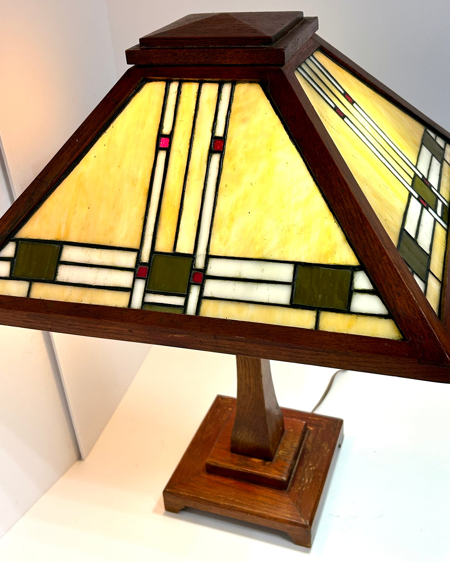 FRANK LLOYD WRIGHT STYLE ANTIQUE LEADED GLASS & OAK LAMP