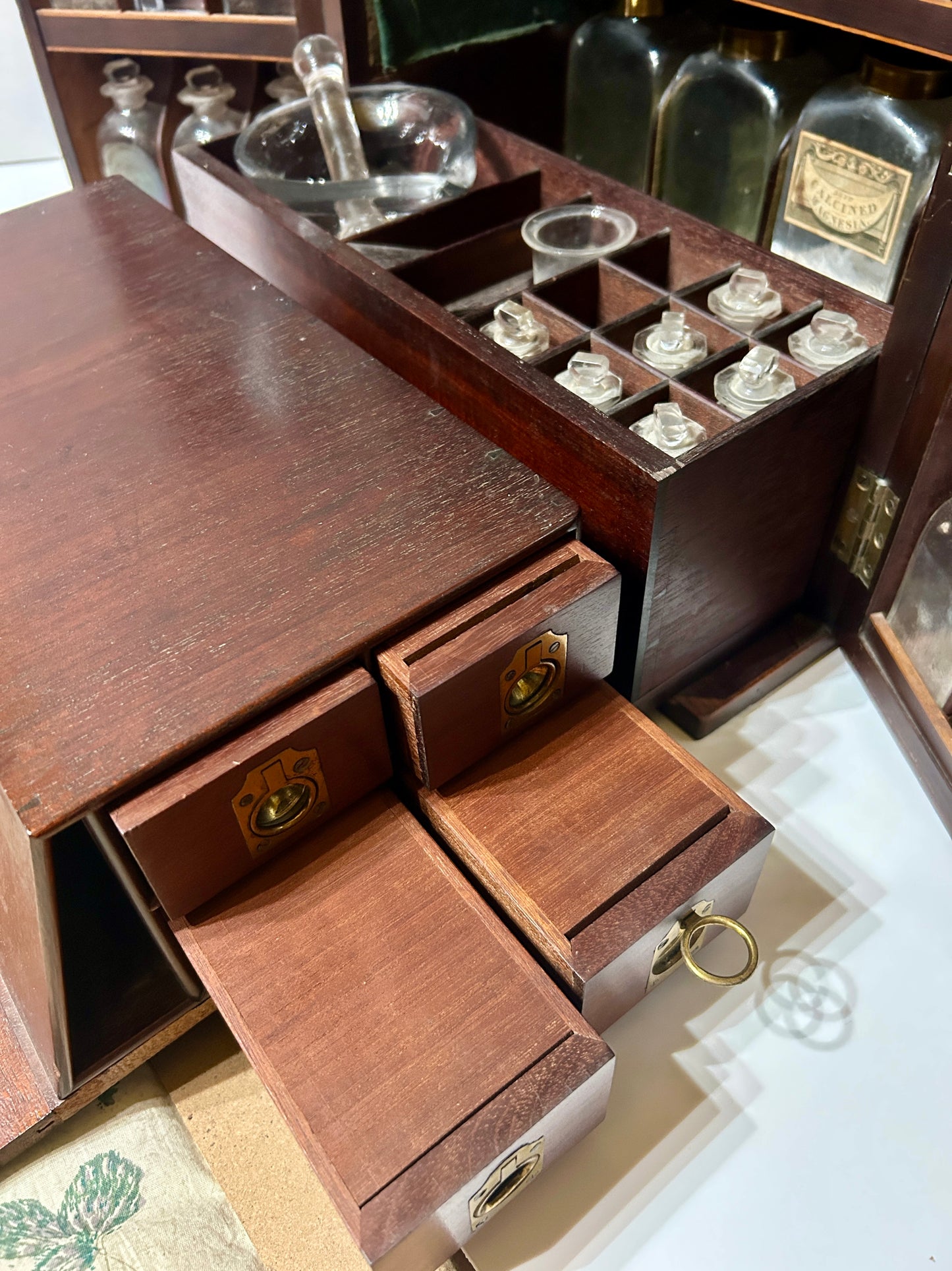 DOCTOR'S MEDICINE CASE CIRCA 1820-1850 WITH BOTTLES AND OTHER ITEMS