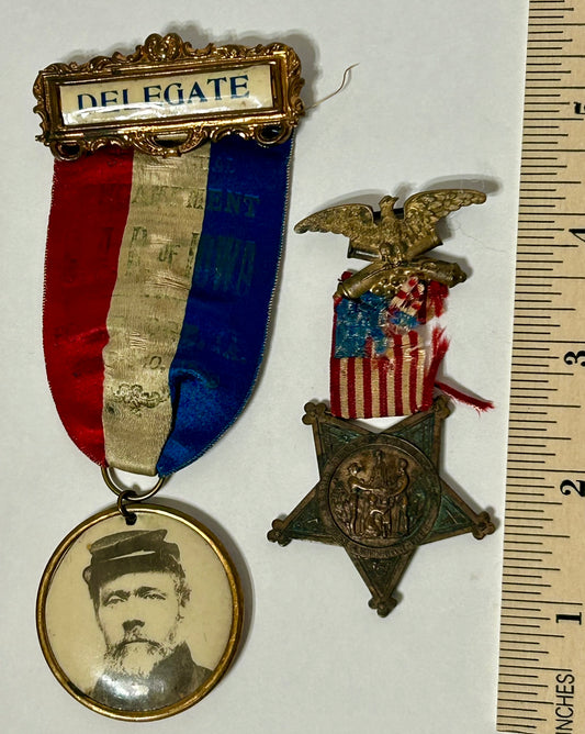 32ND IOWA MAJOR JONATHAN HUTCHISON ENCAMPMENT BADGE AND NUMBERED G.A.R. BADGE