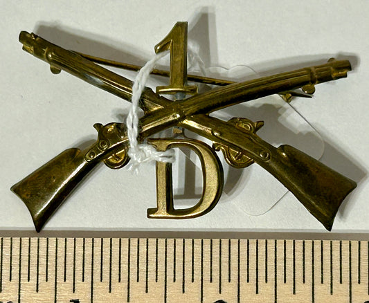 1ST INFANTRY REGIMENT COMPANY D CROSSED RIFLES HAT BADGE