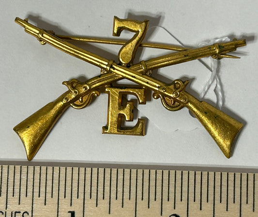 7TH INFANTRY COMPANY E CROSSED RIFLES HAT BADGE