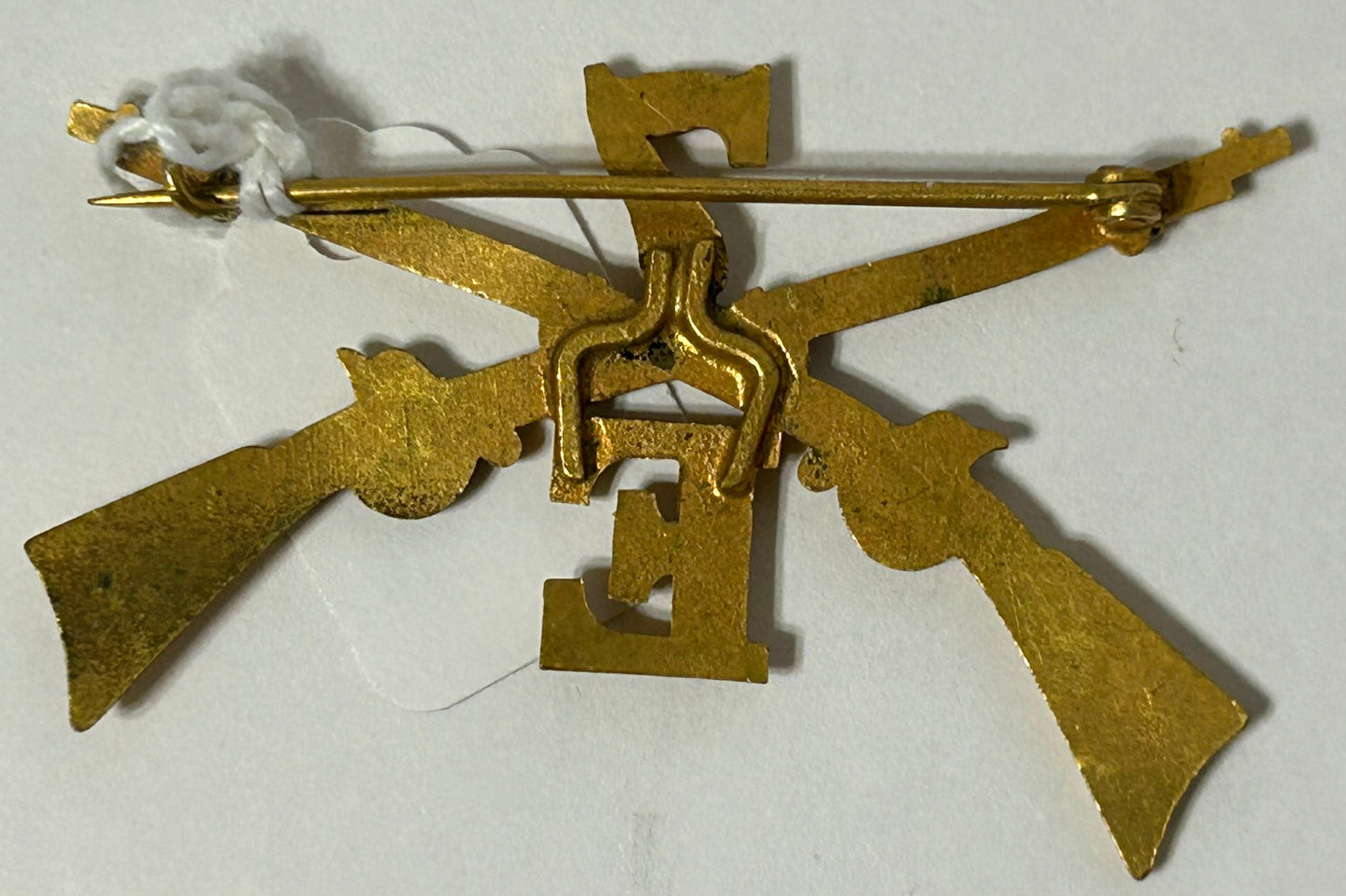 7TH INFANTRY COMPANY E CROSSED RIFLES HAT BADGE