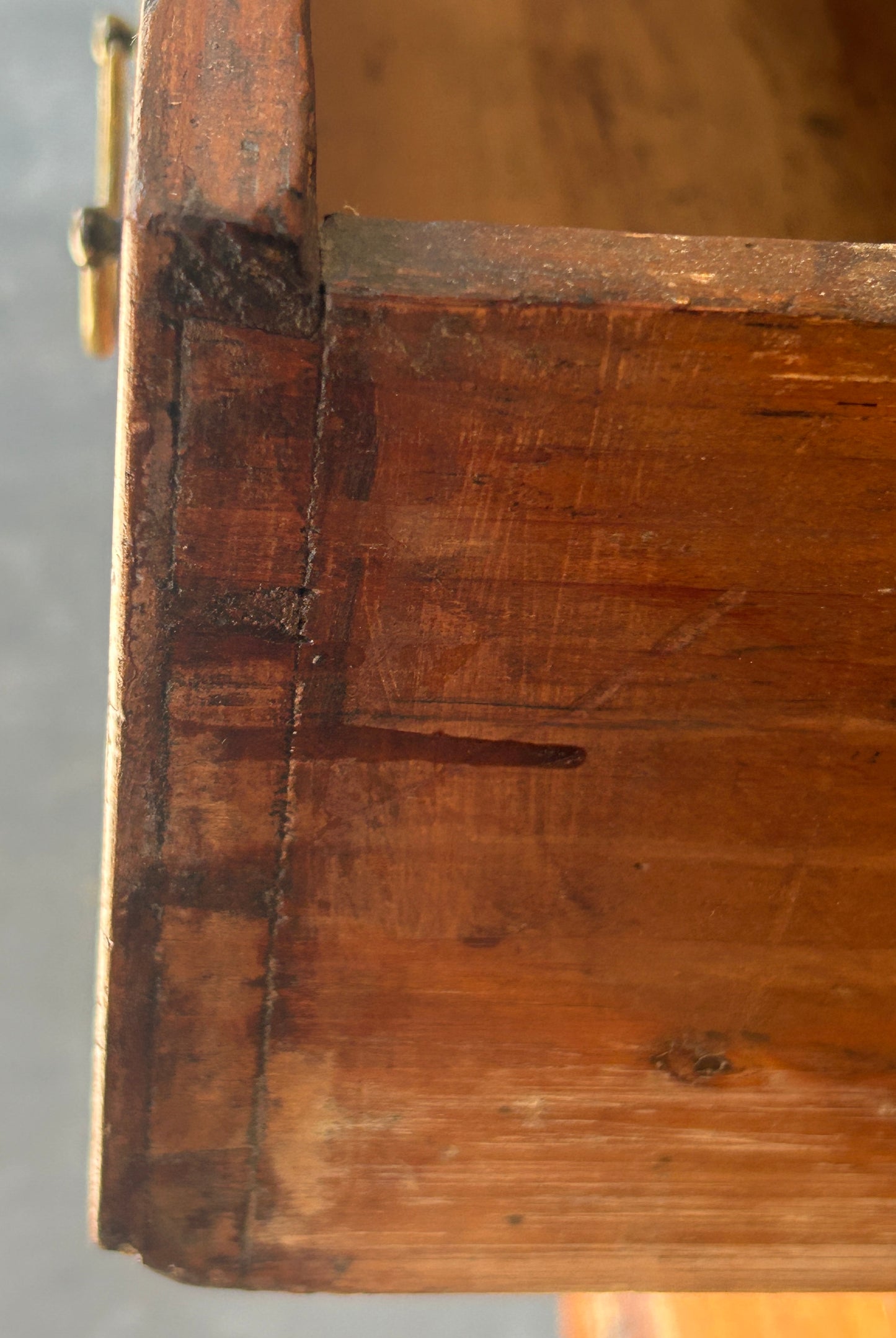 ANTIQUE PINE EARLY 1800'S FOUR DRAWER CHEST