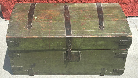 ANTIQUE CIRCA 1800 TRUNK