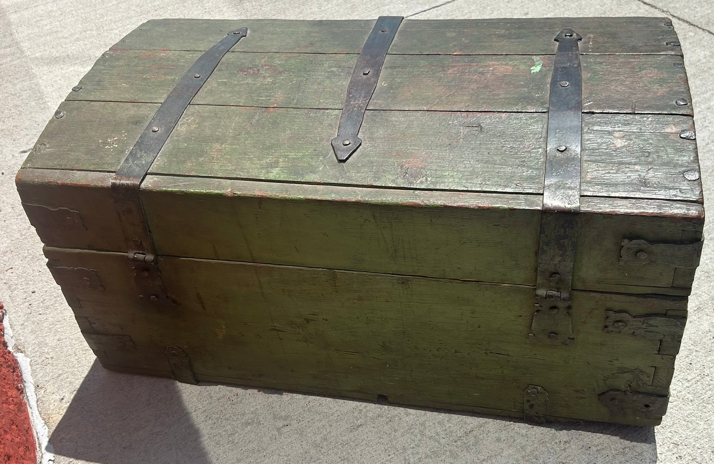 ANTIQUE CIRCA 1800 TRUNK
