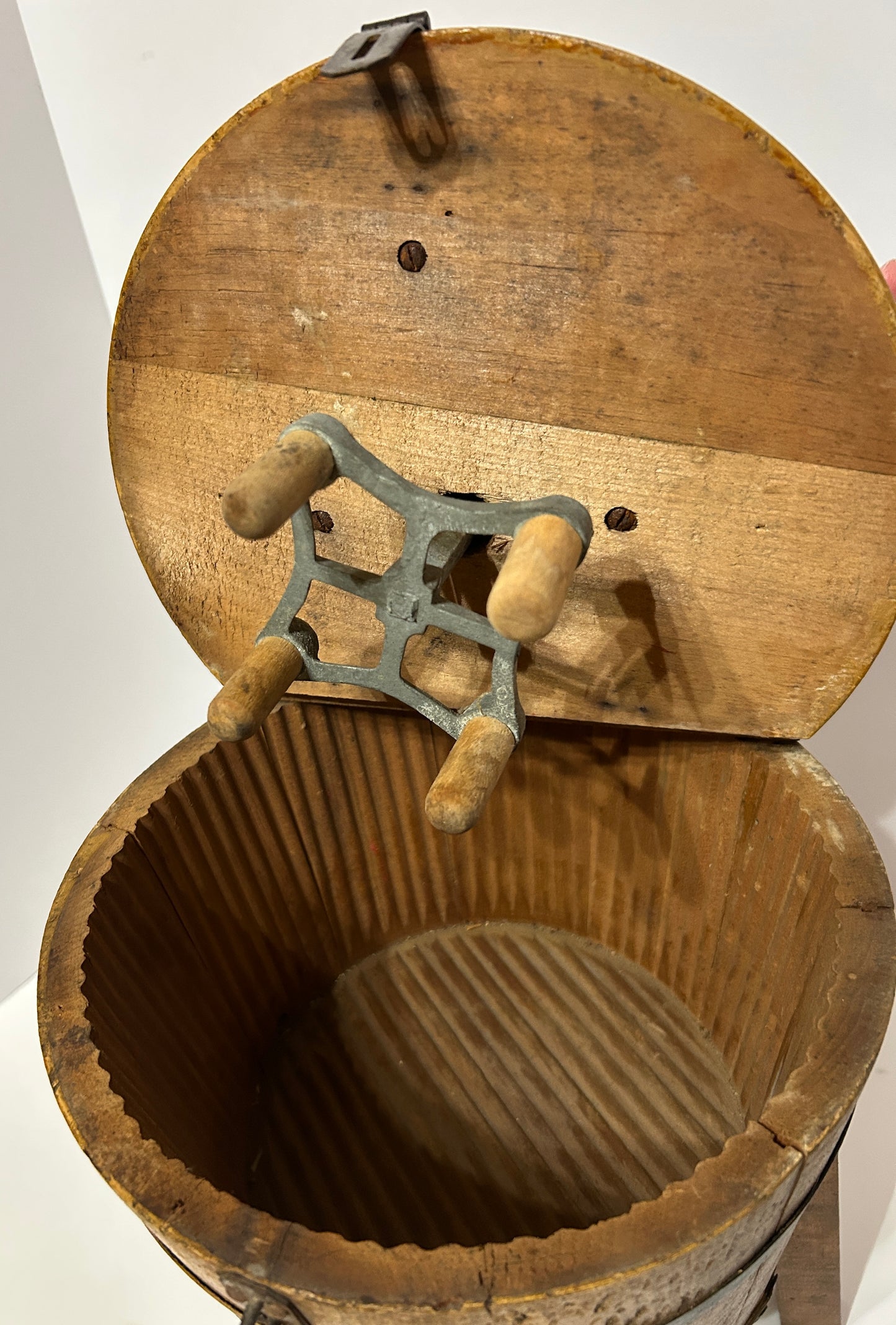 ANTIQUE SALESMAN SAMPLE OR TOY COLUMBIA WASHING MACHINE