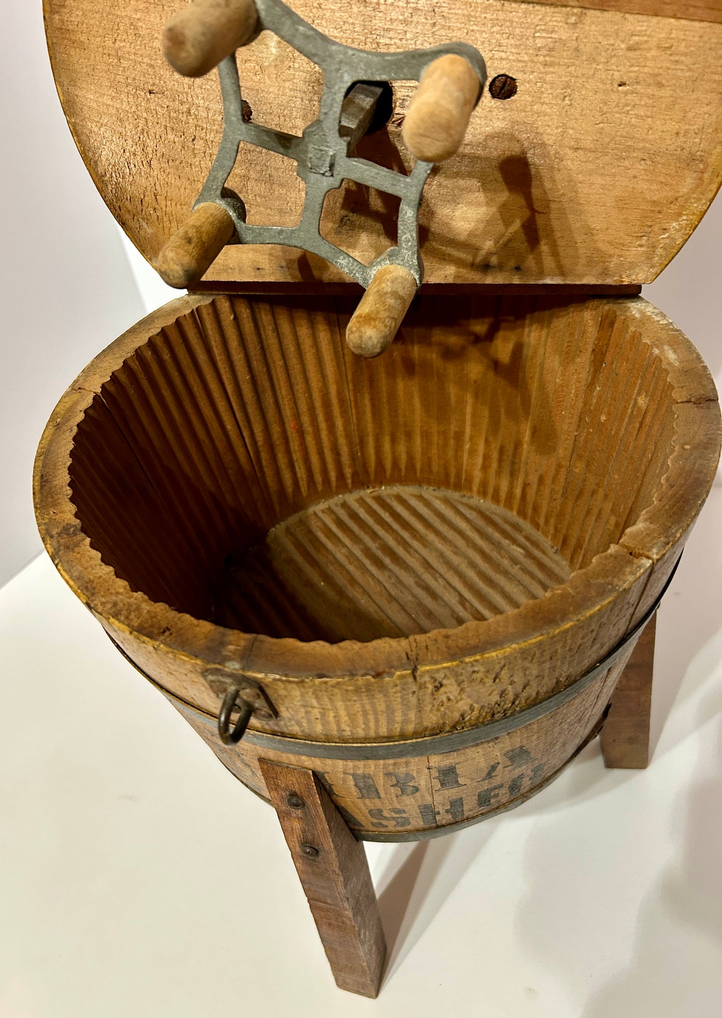 ANTIQUE SALESMAN SAMPLE OR TOY COLUMBIA WASHING MACHINE