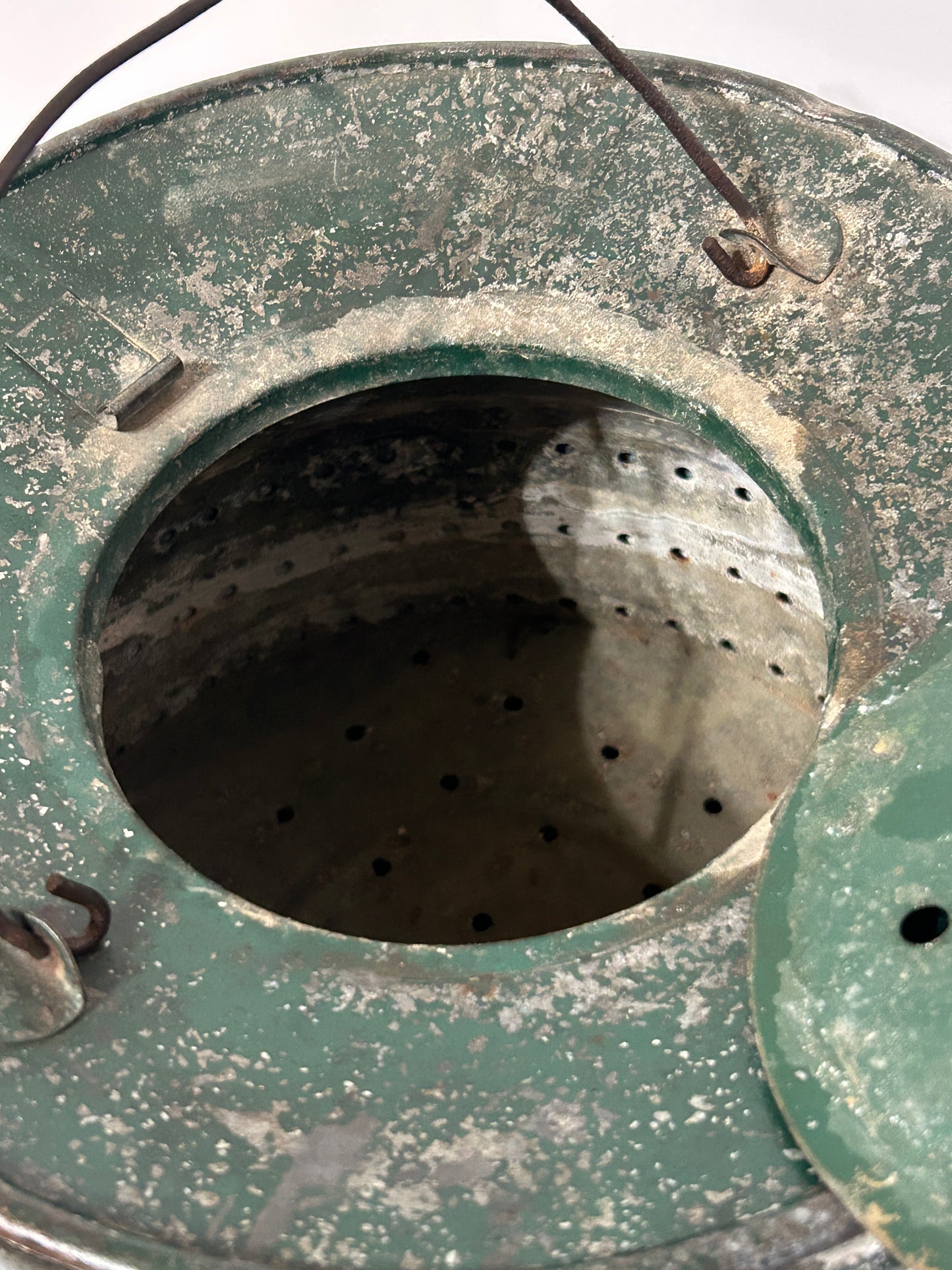 THE AIR FED MINNOW BUCKET