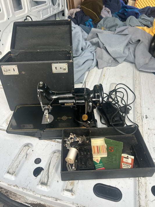 SINGER 221 FEATHERWEIGHT SEWING MACHINE FOR SALE