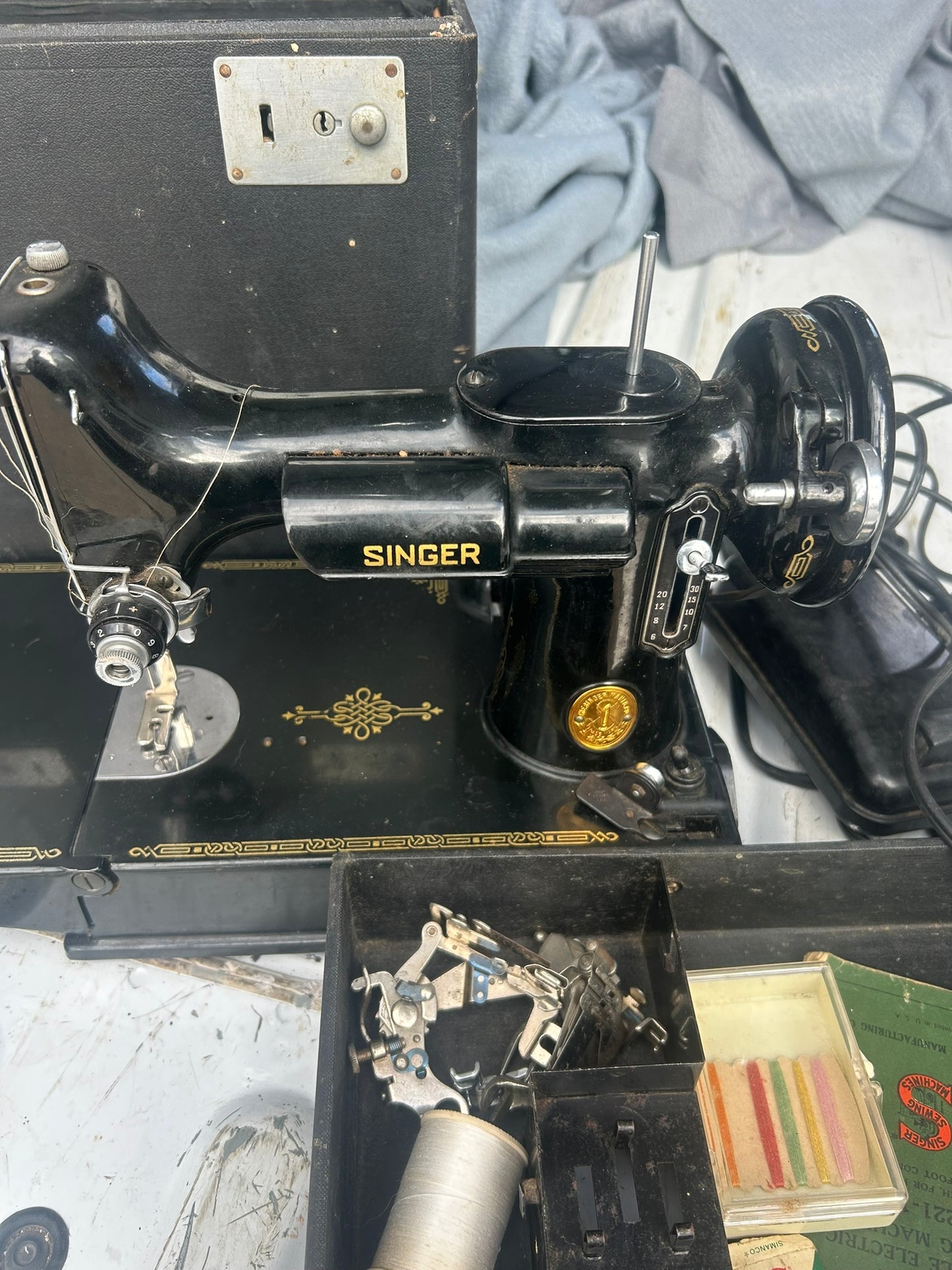 SINGER 221 FEATHERWEIGHT SEWING MACHINE FOR SALE